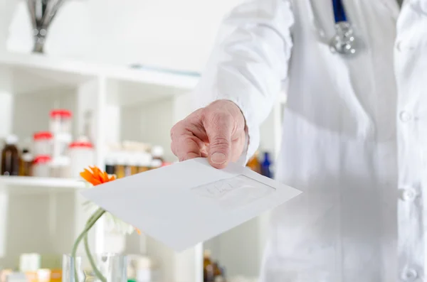 Doctor showing a letter — Stock Photo, Image