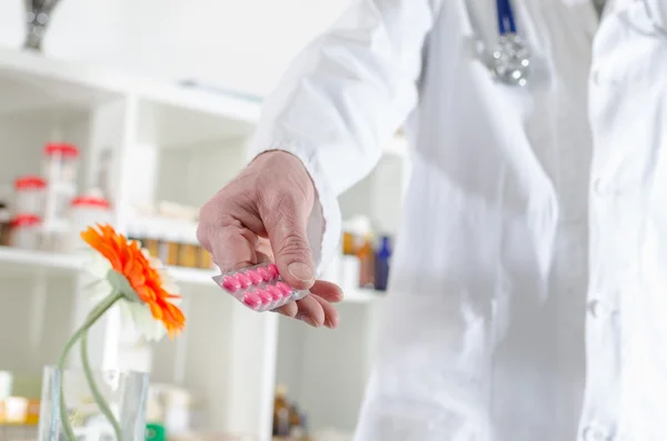 Doctor showing a blister of pills — Stock Photo, Image