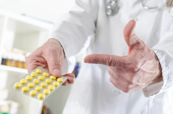 Doctor showing a blister of pills — Stock Photo, Image