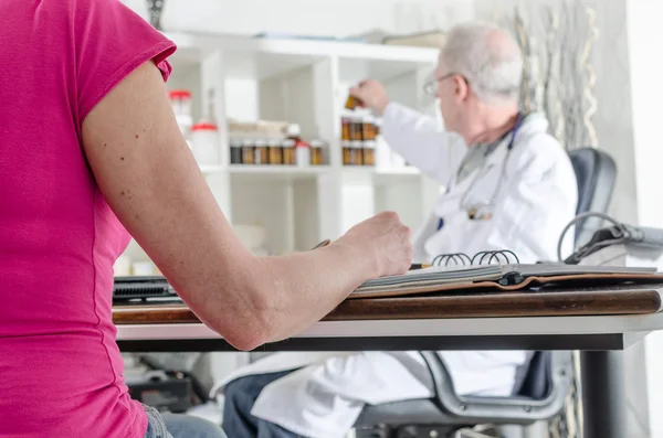 Paciente en consulta con su médico — Foto de Stock