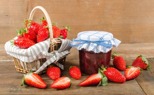 Vasetto di marmellata con fragole fresche — Foto Stock