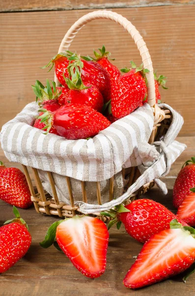 Verse aardbeien in een mand — Stockfoto