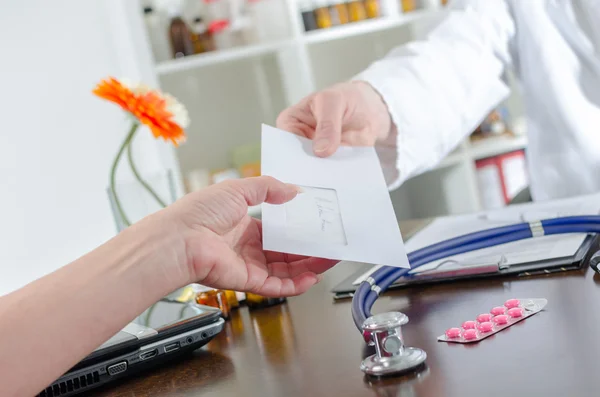 Doctor dando una receta a su paciente — Foto de Stock