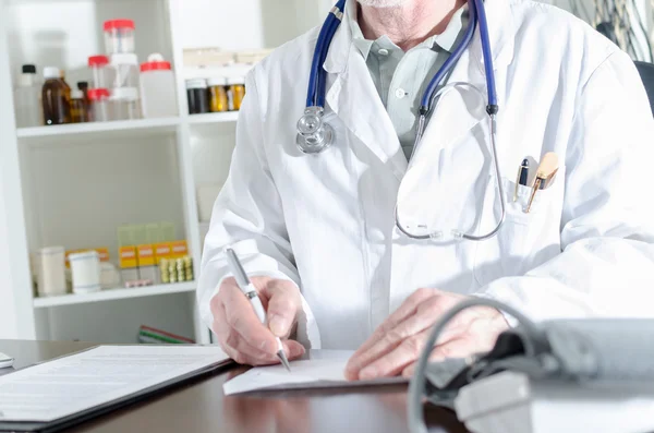 Dokter die een recept schrijft — Stockfoto