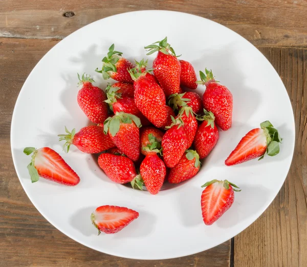 흰색 접시에 신선한 딸기 — 스톡 사진