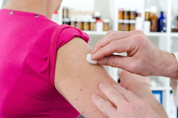 Médico desinfectando un brazo antes de la inyección —  Fotos de Stock