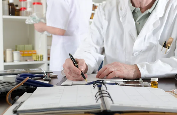 Doctor holding taking notes — Stock Photo, Image