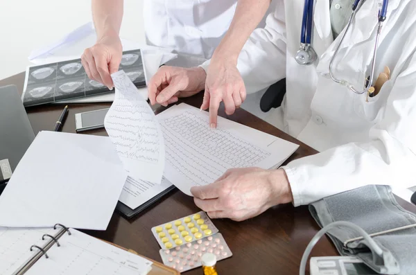 Médicos analisando um eletrocardiograma — Fotografia de Stock