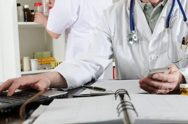 Doctor en su escritorio en el consultorio médico — Foto de Stock