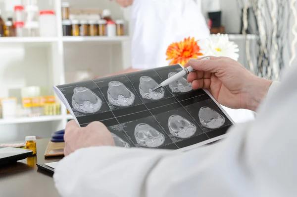 Доктор анализирует МРТ — стоковое фото
