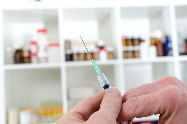 Doctor preparing a syringe — Stock Photo, Image