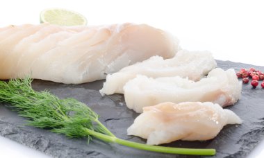 Taze çiğ morina fileto kayrak bir plaka üzerinde