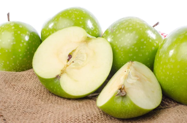 Manzanas verdes frescas en arpillera —  Fotos de Stock