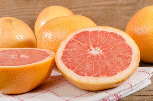 Verse grapefruits op handdoek — Stockfoto