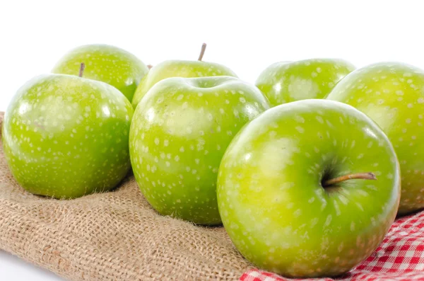 Manzanas verdes frescas en bolsa de arpillera —  Fotos de Stock