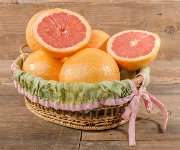 Frische Grapefruits im Korb — Stockfoto