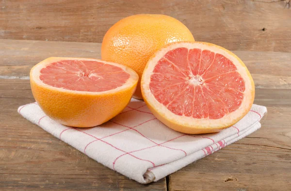 Frische Grapefruits auf dem Handtuch — Stockfoto