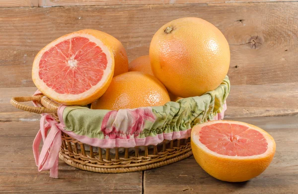 Čerstvé grapefruity v košíku — Stock fotografie