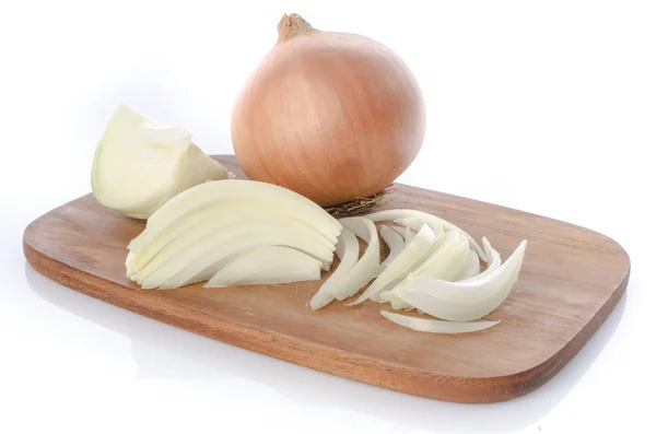 Whole and sliced onions on a cutting board — Stock Photo, Image