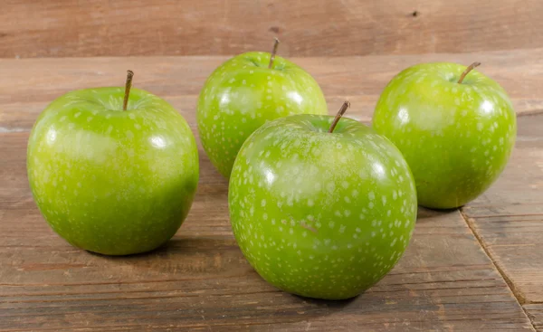 Frische grüne Äpfel — Stockfoto