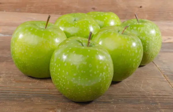 Frische grüne Äpfel — Stockfoto