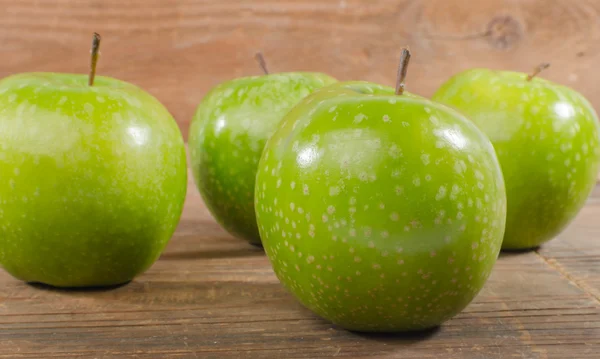 Frische grüne Äpfel — Stockfoto