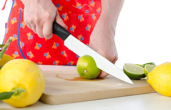 Frau halbiert eine Linde — Stockfoto