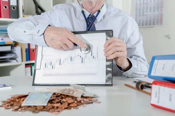 Empresario analizando mercado financiero — Foto de Stock