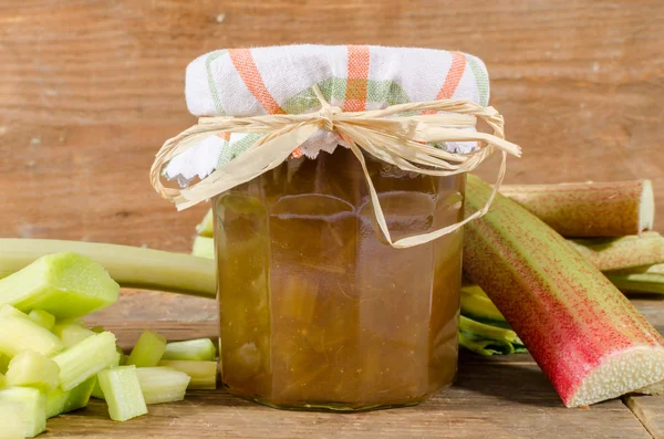 Pot de confiture de rhubarbe à la rhubarbe fraîche — Photo