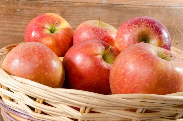 Pommes savoureuses dans un panier — Photo