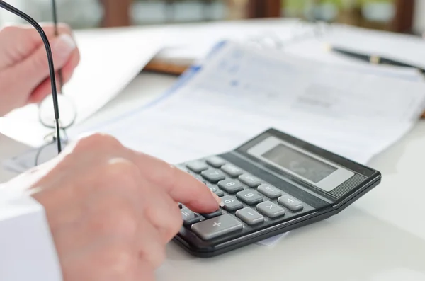 Woman accountant with calculator — Stock Photo, Image