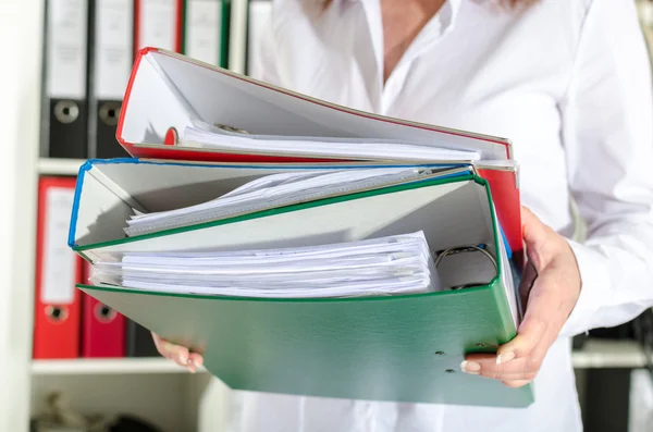 Zakenvrouw bedrijf bindmiddelen — Stockfoto