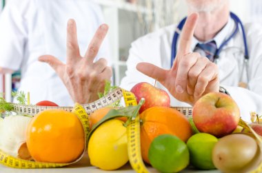 Doktor beslenme uzmanı bir reçete gösterilen