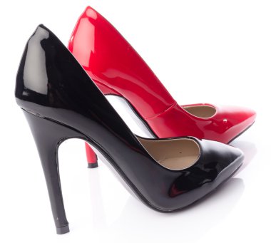 Siyah ve kırmızı yüksek topuk ayakkabı