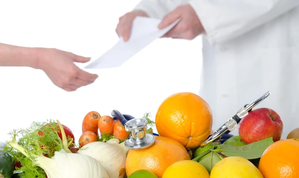 Doctor nutritionist giving a diet plan to his patient — Stock Photo, Image