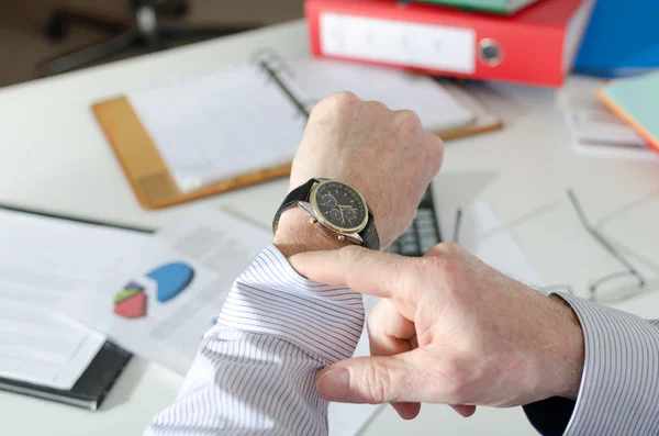 Uomo d'affari guardando il suo orologio — Foto Stock