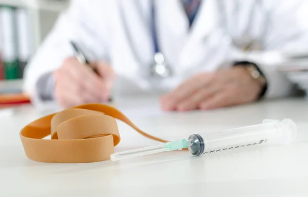 Syringe and tourniquet — Stock Photo, Image