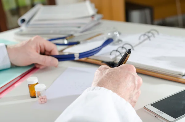 Médico escribir prescripción — Foto de Stock