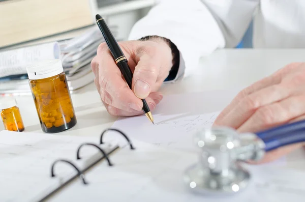 Médico escribir prescripción — Foto de Stock