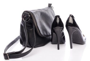 Siyah yüksek topuklu ayakkabı siyah bir çanta ile