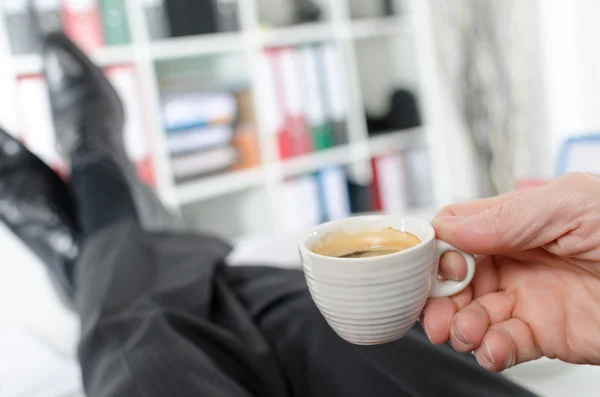 Uomo d'affari rilassato durante una pausa — Foto Stock