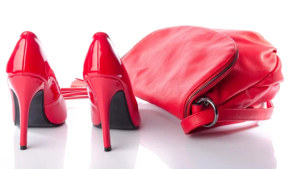 Rode handtas en hoge hak schoenen — Stockfoto
