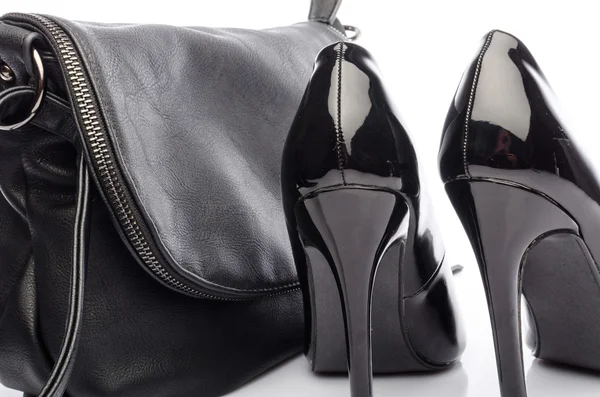 Zapatos de tacón alto negros con un bolso negro —  Fotos de Stock