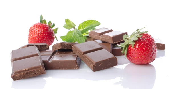 Csokoládé négyzetek eper és friss menta — Stock Fotó
