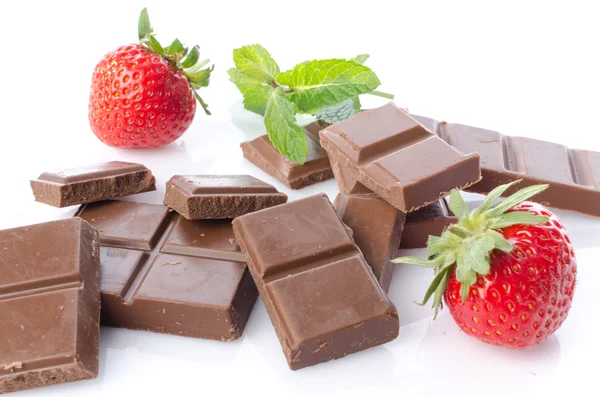 Quadrados de chocolate com hortelã fresca e morangos — Fotografia de Stock