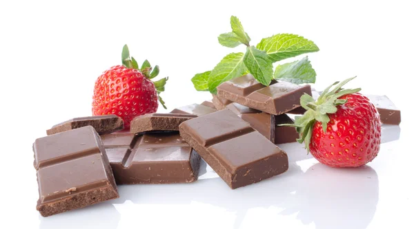 Cuadrados de chocolate con menta fresca y fresas — Foto de Stock