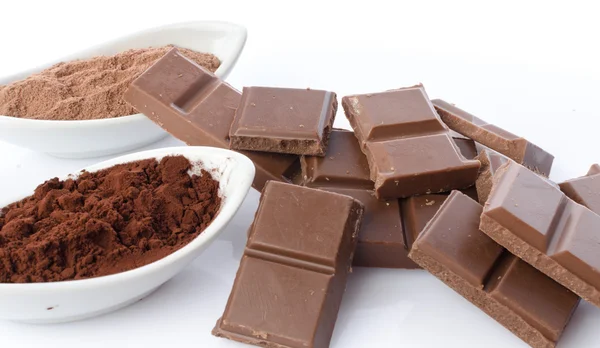 Quadrados de chocolate e cacau em pó — Fotografia de Stock