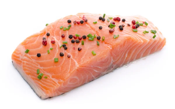 Filé de salmão cru fresco com especiarias — Fotografia de Stock
