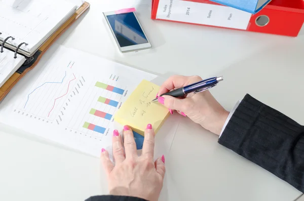 Geschäftsfrau macht sich Notizen — Stockfoto