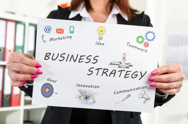 Empresaria mostrando concepto de estrategia de negocio —  Fotos de Stock